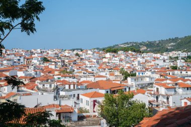 Turuncu çatılar ve Skiathos şehrinin duvarları tepeden tırnağa boyalı. 
