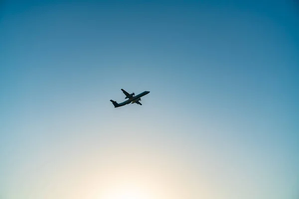 Passagiersvliegtuig voorbij — Stockfoto