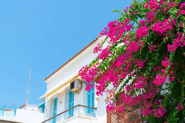 그리스 섬 의전 형적 인 백색 건축 양식 과 꽃이 감겨 있는 화강암 — 스톡 사진