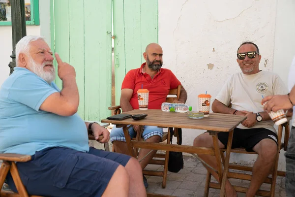 Tre män på sin vanliga mötesplats i den grekiska öbyn — Stockfoto