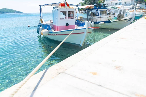 Hagyományos görög halászhajók kikötve az Old Port móló mentén — Stock Fotó