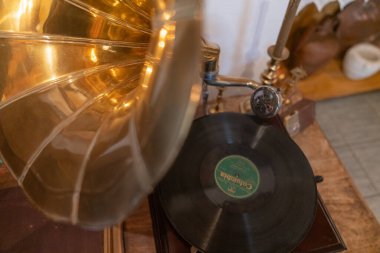 Skiathos müzesindeki gramofonun klasik görüntüsü ve kaydı