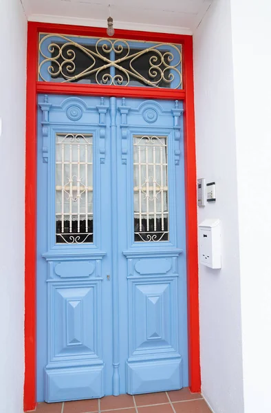 Building entrance with blue door — Stock Photo, Image