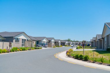 Üniformalı evleri olan yeni bir alt sokak..