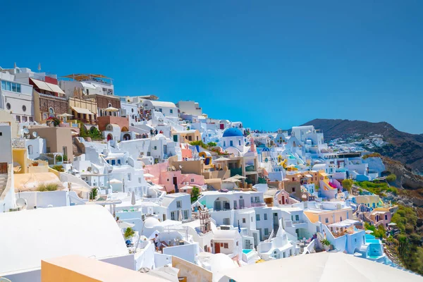 Casas en la ladera y edificios en blanco griego tradicional es — Foto de Stock