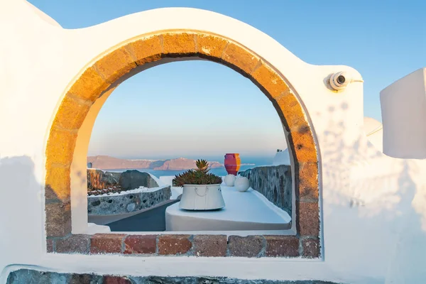 Santorini uitzicht door bakstenen boog bij zonsopgang. — Stockfoto