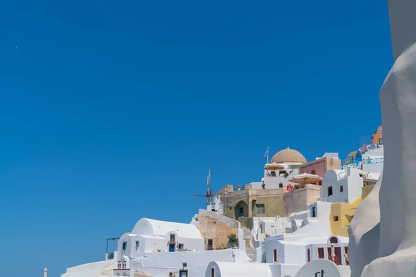 Homes and buildings in whitewashed with splashes of color in tra — Stock Photo, Image