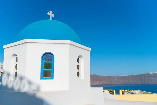 Karakteristisk blå kupol av små grekisk-ortodoxa kyrkan — Stockfoto