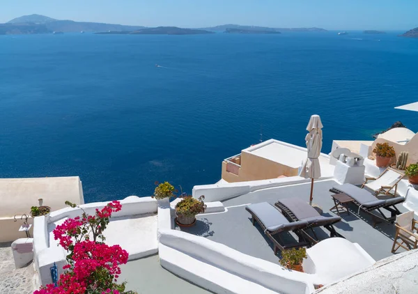 Hillside homes and buildings in whitewashed traditional Greek Is — Stock Photo, Image