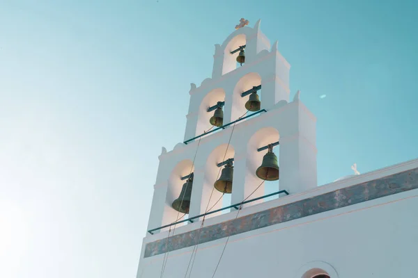 Kyrkan Panagia med sitt sex klocktorn i Oia, Santorini — Stockfoto