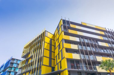 Çarpıcı sarı ve mavi apartmanlar ve ticari binalar