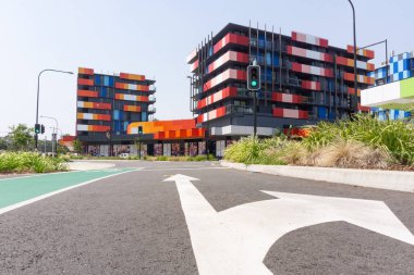 Caddenin karşısındaki parlak ve modaya uygun apartmanlar.