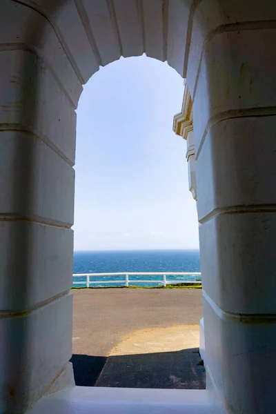 View through whitewashed structural arch on Cape Byron Lighthous — Stock Photo, Image