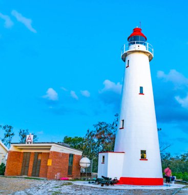 Alacakaranlıkta Leydi Elliot deniz feneri.