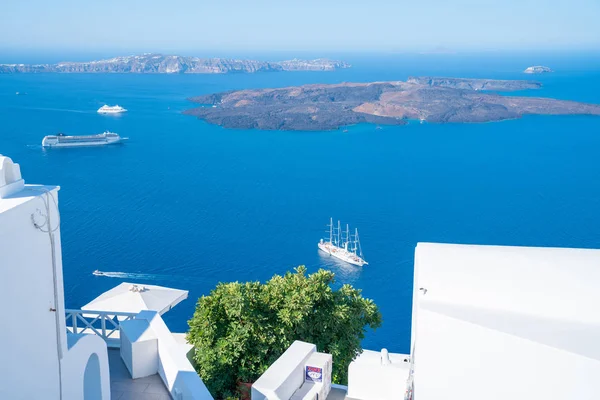 View across whitewashed walls and teraaces on Santorini looking — Stock Photo, Image