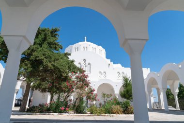 Fira 'daki Ortodoks Metropolitan Katedrali' nin Beyaz Kubbesi