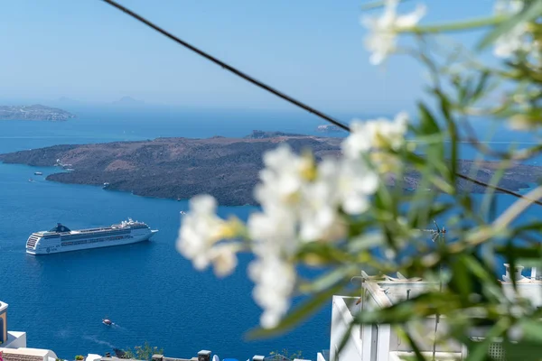 Duży statek wycieczkowy w zatoce poniżej miasta Fira na Santorini. — Zdjęcie stockowe