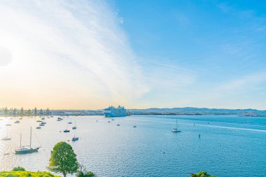 Gemi Tauranga Limanı 'ndan ayrılıyor. 