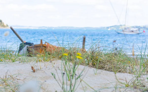 Régimódi fa klinker dingi húzott a strandon — Stock Fotó