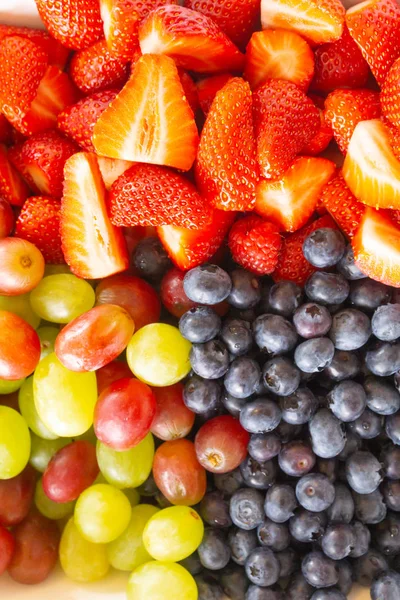 Auswahl zubereitetes Frühstück Früchte und Beeren — Stockfoto