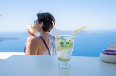 Mojito ile buzlu cam ön planda perso ile odaklanmış.