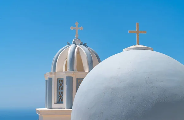 Två kupoler i ljusblått på den grekiska Kykladerna ön Santorin — Stockfoto