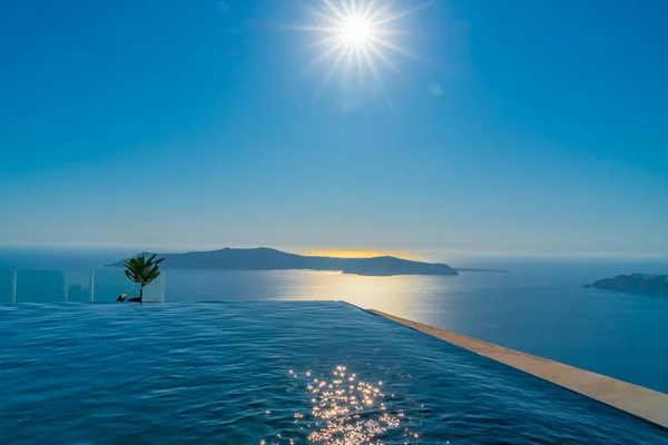 L'acqua della piscina Infinity si fonde con il Mar Mediterraneo sottostante — Foto Stock