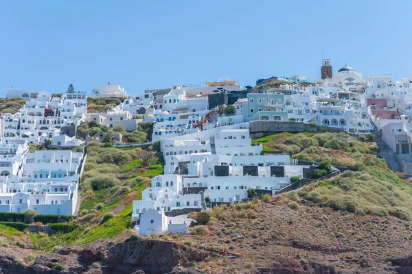 Skaros Rock es un promontorio rocoso que sobresale en el mar desde la costa — Foto de Stock