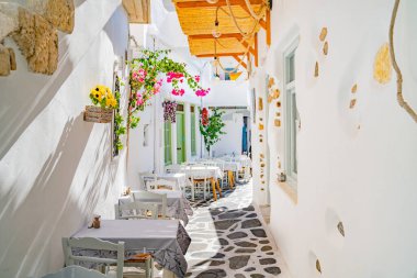 Eski Pazar Kasabası sokağı masa ve sandalyelerle dolu..