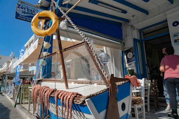 Octopus tentacles lying over side of boats outside — ストック写真