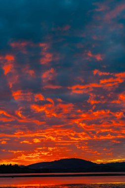 Şafak vakti kızgın gökyüzü