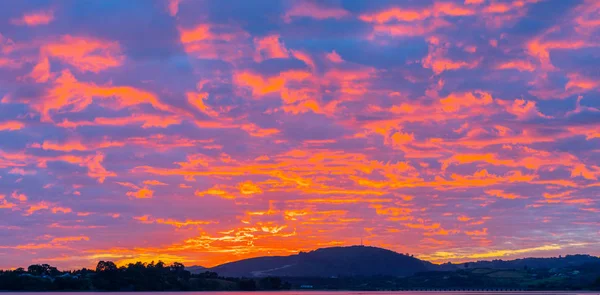 Feuriger Himmel im Morgengrauen — Stockfoto