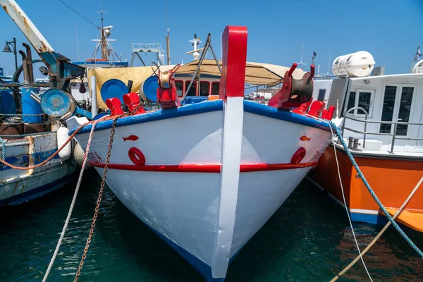 Świeżo pomalowana biało-czerwono-niebieska łódź rybacka zacumowana w doku — Zdjęcie stockowe