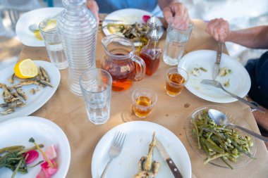 Moni 'deki öğle yemeğinden geriye ne kaldı?