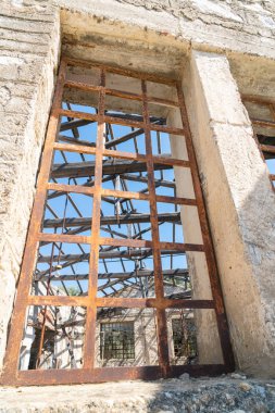 Naxos 'taki Kaloxilos' taki terk edilmiş eski sanayi binasının çelik çerçevesinden..