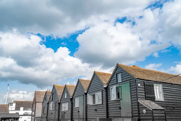 Черный ряд домов отдыха в стиле террасы из переоборудованного лодочного барака — стоковое фото