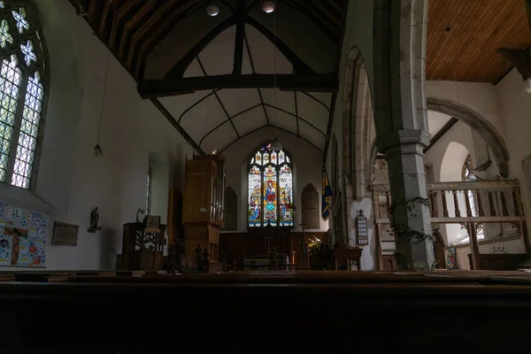Внутри смутно освещенная историческая христианская церковь — стоковое фото