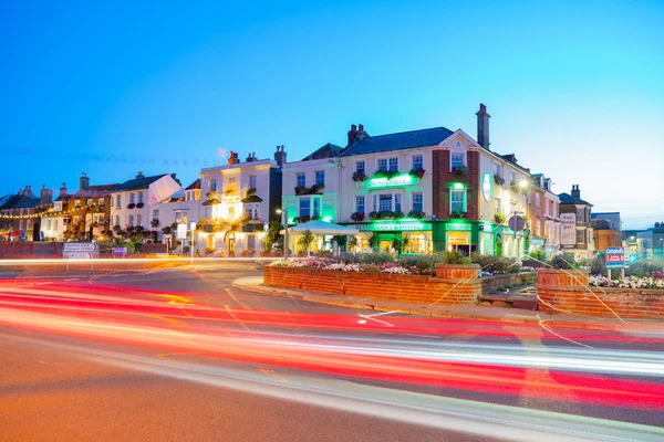 Trato Sur de Inglaterra frente al mar pub recinto por la noche . —  Fotos de Stock