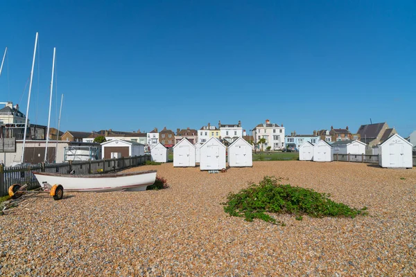 Typical British coastal town with boats pulled up on stony beach — 스톡 사진