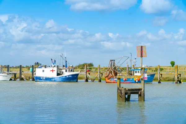 Ржавая Англия Августа 2019 Года Рыболовецкие Суда Пришвартованы Вдоль Берегов — стоковое фото