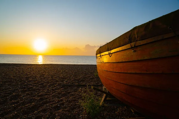 Barcos y artes náuticos siluetas por el sol naciente . — Foto de Stock
