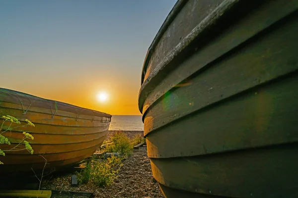 Boten en nautisch vistuig silhouet door de rijzende zon. — Stockfoto