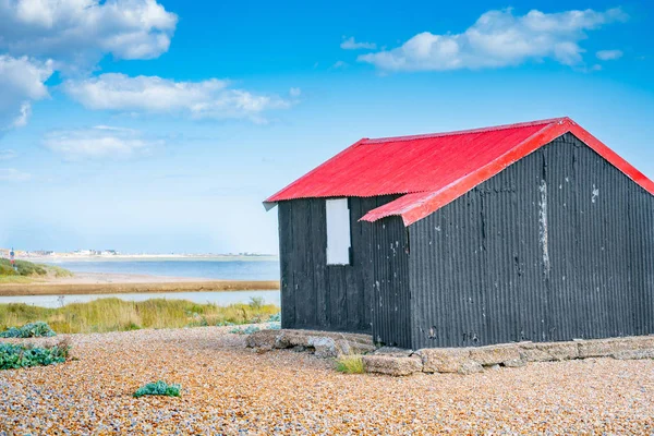 Célèbre hangar noir avec toit rouge sur la réserve naturelle de Seigle . — Photo