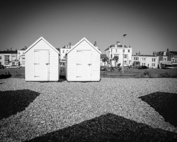Deux hangars de plage blanche sur le front de mer Deal . — Photo
