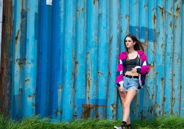 Modern tonåring flicka står vid gamla last container — Stockfoto