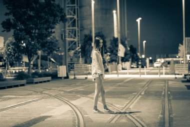 Modayı takip eden gencin kumlu tek renkli görüntüsü