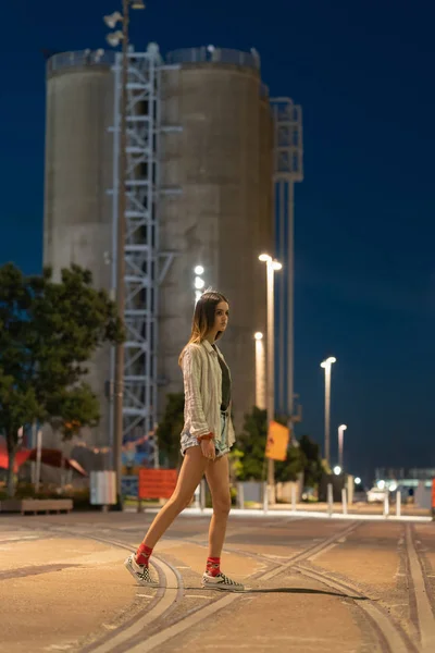 Gritty monochrome beeld van trendy tiener lopen over gebied w — Stockfoto