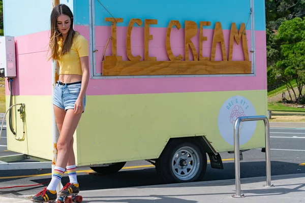 Jolie adolescente se tient sur le trottoir portant mod jaune vif — Photo