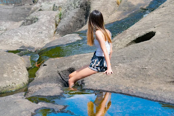 Attractive Teenage Girl Sitting Rock Legs Edge Water Mclaren Falls — Stock Photo, Image