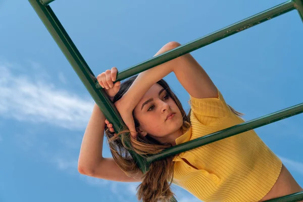 Adolescente gosta de brincar no parque infantil . — Fotografia de Stock